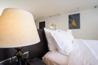 Ein Bett oder Betten in einem Zimmer der Unterkunft GLOW PARK HOTEL Grand Royal Palace