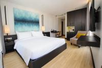 Ein Bett oder Betten in einem Zimmer der Unterkunft GLOW PARK HOTEL Grand Royal Palace