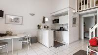 Kuchyňa alebo kuchynka v ubytovaní Perles du Soleil- 12- Maison moderne- 5 pers
