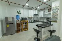 Alona Apartmentsにあるキッチンまたは簡易キッチン