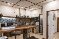 Alona Apartmentsにあるキッチンまたは簡易キッチン