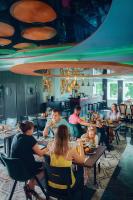een groep mensen die aan tafels in een restaurant zitten bij Zacisze Nad Nidą Resort in Pińczów