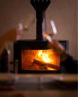 una persona è in piedi di fronte a un camino di Tenuta San Marcello a San Marcello