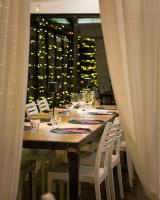 un lungo tavolo di legno con sedie e una finestra di Tenuta San Marcello a San Marcello