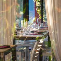 un lungo tavolo con sedie e bicchieri da vino di Tenuta San Marcello a San Marcello