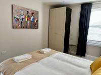 Postel nebo postele na pokoji v ubytování Sienna's 2 - bedroom apartment, London, N1.