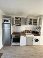 Kuchyňa alebo kuchynka v ubytovaní Modern and bright apartment near Paris