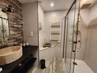 Kúpeľňa v ubytovaní le J&J Appartement spacieux climatisé en centre ville