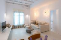 TV a/nebo společenská místnost v ubytování La Mer Residences