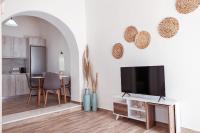TV a/nebo společenská místnost v ubytování Whitelist Maisonette I and II in Mykonos Town