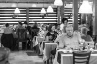 ソスアにあるCasa Valeria Boutique Hotelのレストランのテーブルに座っている人々のグループ