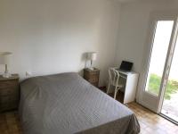 a bedroom with a bed and a desk with a laptop at Vacances entre Bormes et Le Lavandou in Bormes-les-Mimosas