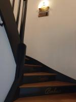 eine Treppe mit Licht an der Wand in der Unterkunft Chambre individuelle Jules in Agen