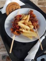 un plato de comida con carne y patatas fritas en Hospedaje El Cascabel, en Sunampe