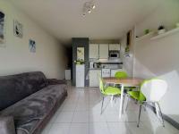 Kuchyňa alebo kuchynka v ubytovaní Appartement cosy à Carnac, 2 pièces, proche plages et thalasso, balcon sud, parking, animal accepté - FR-1-477-221