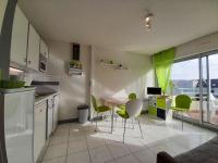 Kuchyňa alebo kuchynka v ubytovaní Appartement cosy à Carnac, 2 pièces, proche plages et thalasso, balcon sud, parking, animal accepté - FR-1-477-221