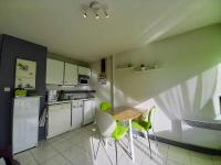 Kuchyňa alebo kuchynka v ubytovaní Appartement cosy à Carnac, 2 pièces, proche plages et thalasso, balcon sud, parking, animal accepté - FR-1-477-221