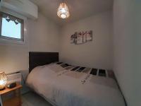Posteľ alebo postele v izbe v ubytovaní Appartement cosy à Carnac, 2 pièces, proche plages et thalasso, balcon sud, parking, animal accepté - FR-1-477-221