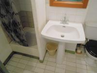 ein kleines Bad mit einem Waschbecken und einem WC in der Unterkunft Appartement Le Grau-du-Roi, 1 pièce, 4 personnes - FR-1-250-179 in Le Grau-du-Roi