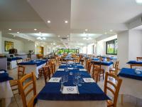 ein Esszimmer mit blauen Tischen und Stühlen in der Unterkunft GH Baraka Village in Scoglitti