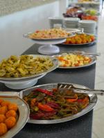 ein Buffet mit verschiedenen Speisen auf einem Tisch in der Unterkunft GH Baraka Village in Scoglitti