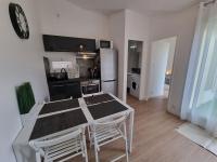 Kuchnia lub aneks kuchenny w obiekcie Appartement, terrasse Barcares, proche marché de Noel