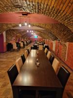 comedor grande con mesa larga y sillas en Fantastico Exlcusive Hotel, en Senta