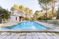 Basen w obiekcie Mas Frederi - Maison avec piscine pour 10 lub w pobliżu