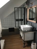 Kúpeľňa v ubytovaní les chambres de pauline appartements avec climatisation et spa parking moto