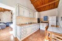 Kuchyňa alebo kuchynka v ubytovaní Maison avec jardin à 200m de la plage La Cantine
