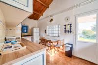 Kuchyňa alebo kuchynka v ubytovaní Maison avec jardin à 200m de la plage La Cantine
