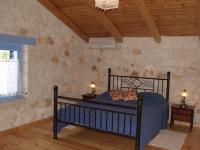 Postel nebo postele na pokoji v ubytování Lithos stone house (Ionio holidays)