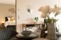 Postel nebo postele na pokoji v ubytování DWELLSTAY - Modernes Apartment I 55qm I 2 Zimmer I Küche I Bad I Terrasse I TV I WLAN