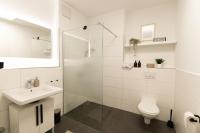 Koupelna v ubytování DWELLSTAY - Modernes Apartment I 55qm I 2 Zimmer I Küche I Bad I Terrasse I TV I WLAN