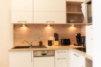 Kuchyň nebo kuchyňský kout v ubytování DWELLSTAY - Modernes Apartment I 55qm I 2 Zimmer I Küche I Bad I Terrasse I TV I WLAN