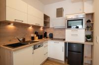 Kuchyň nebo kuchyňský kout v ubytování DWELLSTAY - Modernes Apartment I 55qm I 2 Zimmer I Küche I Bad I Terrasse I TV I WLAN
