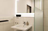 Koupelna v ubytování DWELLSTAY - Modernes Apartment I 55qm I 2 Zimmer I Küche I Bad I Terrasse I TV I WLAN
