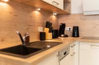 Kuchyň nebo kuchyňský kout v ubytování DWELLSTAY - Modernes Apartment I 55qm I 2 Zimmer I Küche I Bad I Terrasse I TV I WLAN