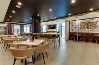 En restaurant eller et andet spisested på Holiday Inn Mobile Airport by IHG