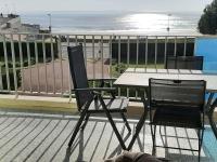 Balkon lub taras w obiekcie Appartement rénové 85m2, terrasse, parking, face à plage - FR-1-494-149