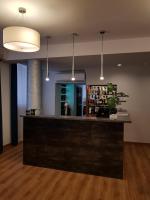 een bar in een kamer met een persoon in de spiegel bij Brojan in Jaworzno