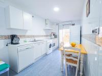 A kitchen or kitchenette at Cubo's Beach & Golf Marbella