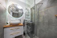 Łazienka w obiekcie Glow Apartments, Letnica - Apartamenty Przystań Siódme Niebo