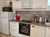 Kuchyňa alebo kuchynka v ubytovaní appartement climatisé + terrasse