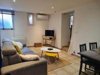 Televízia a/alebo spoločenská miestnosť v ubytovaní appartement climatisé + terrasse