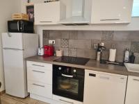 Kuchyňa alebo kuchynka v ubytovaní appartement climatisé + terrasse