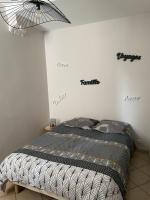 Llit o llits en una habitaci&oacute; de Arles appartement en plein centre historique