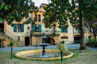 une fontaine devant un bâtiment dans l&#39;établissement Camping RCN Le Moulin de la Pique, à Belvès