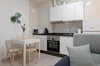 Kuchyňa alebo kuchynka v ubytovaní HOMEABOUT Juan de Austria Apartments