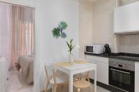 Kuchyňa alebo kuchynka v ubytovaní HOMEABOUT Juan de Austria Apartments